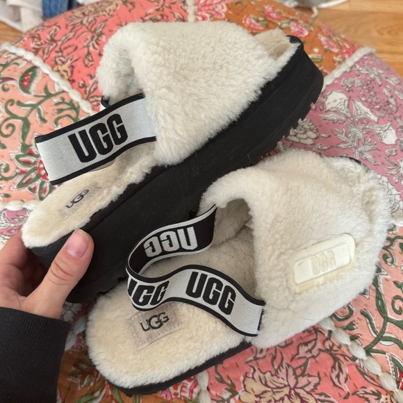 UGG Slippers - Picture 1 of 3